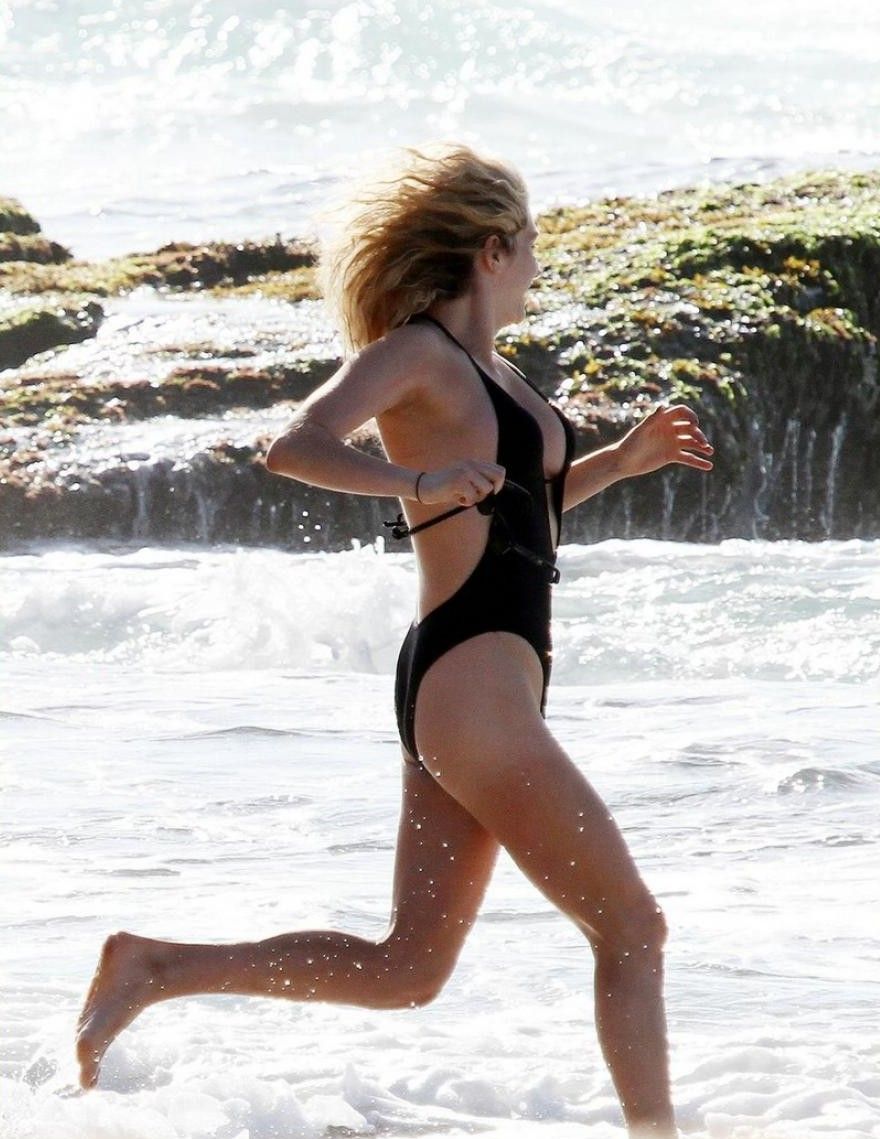 via:www.celebbikinis.xyz